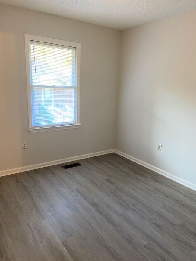 Building Photo - Charming Brick Ranch on a Cul-de-sac! MOVE...