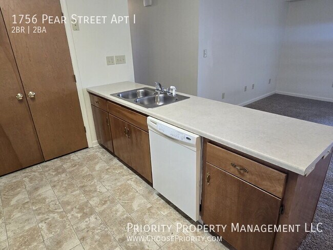 Building Photo - 1756 Pear St