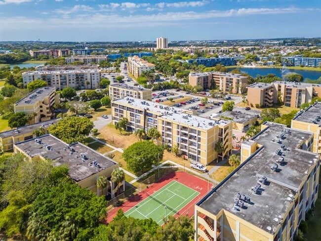 Building Photo - 9240 Fontainebleau Blvd
