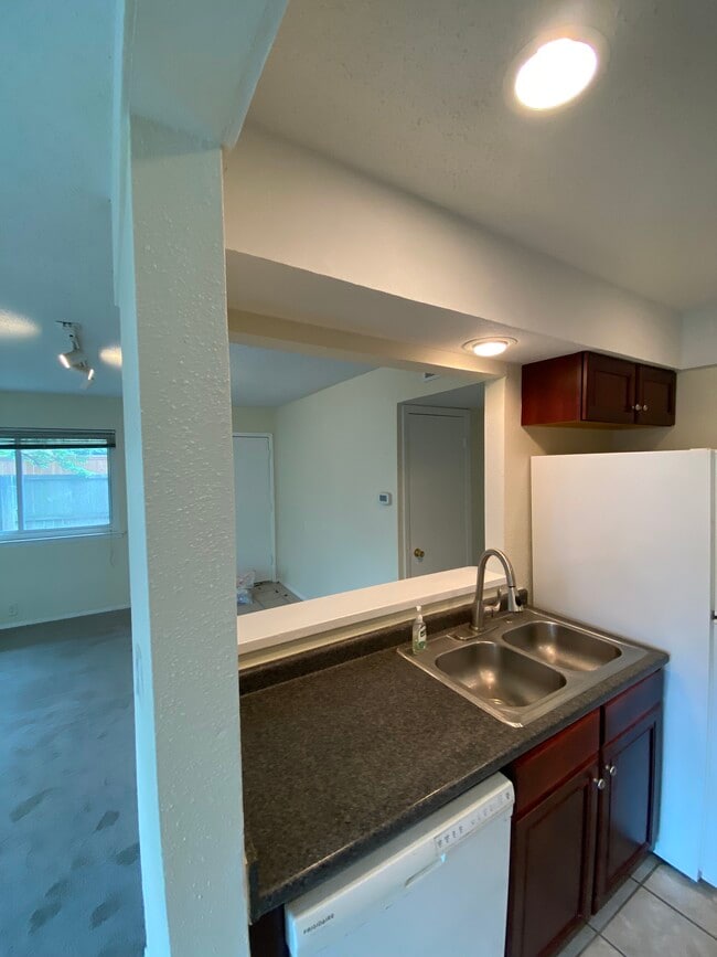 Building Photo - 2704 Stonehaven Ct