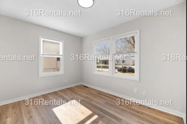 Building Photo - $995 - 2 bed 1 bath - COMING SOON! Single Family Home