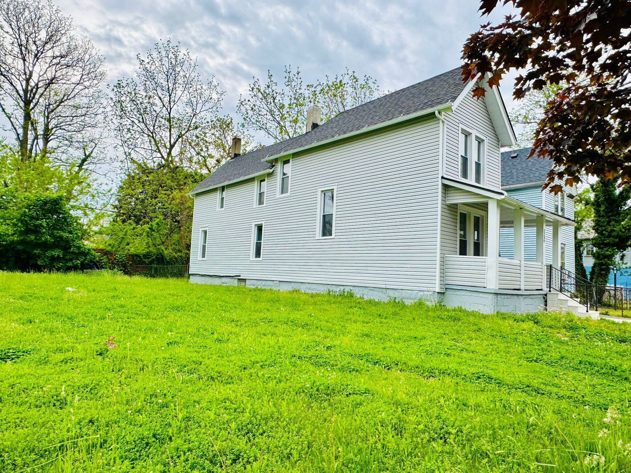 Building Photo - 2230 E 90th St