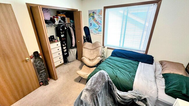 Building Photo - Off Campus Housing Option - Spacious 3 Bed...