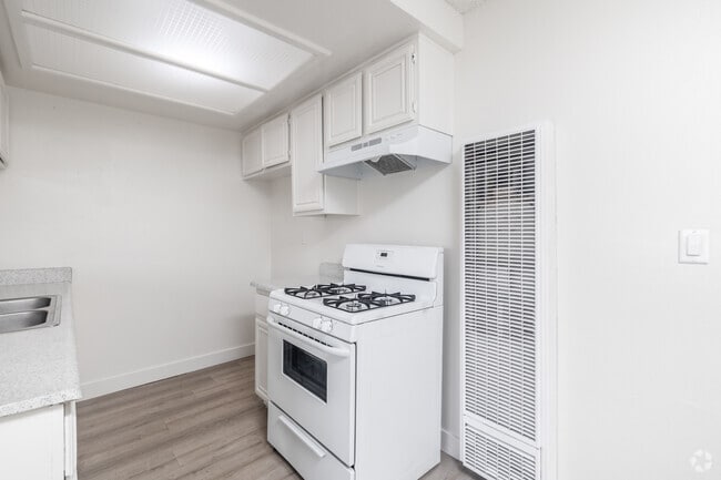 2BR, 2BA - 733SF - Kitchen - 1555-57 Carson St.