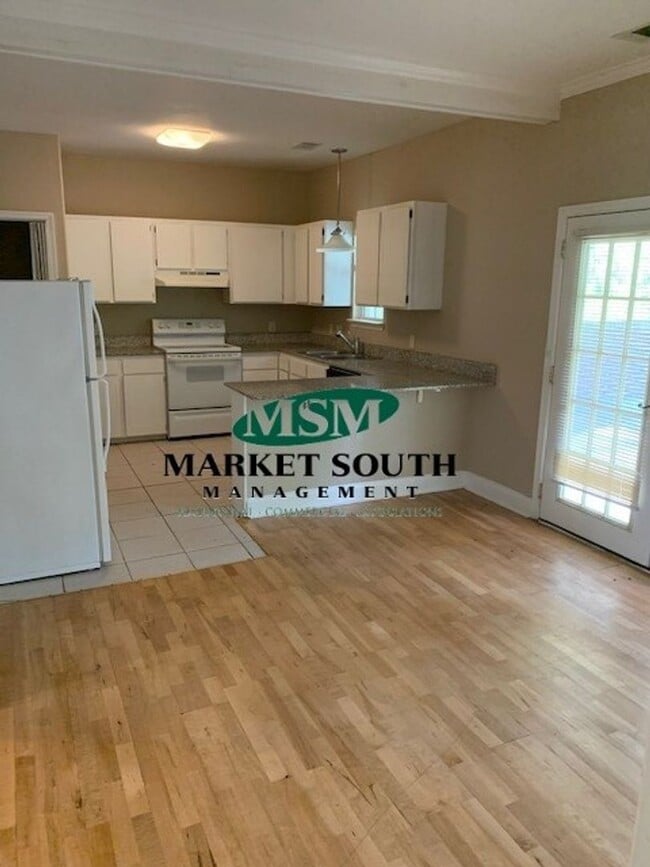 Building Photo - *APPLICATION PENDING!* BLOOMINGDALE DUPLEX