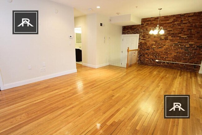 Building Photo - 3 bedroom in Brookline MA 02446
