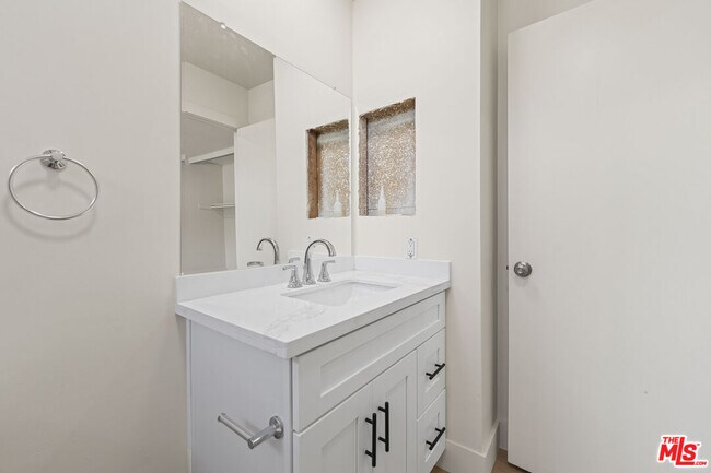 Building Photo - 635 Westmount Dr