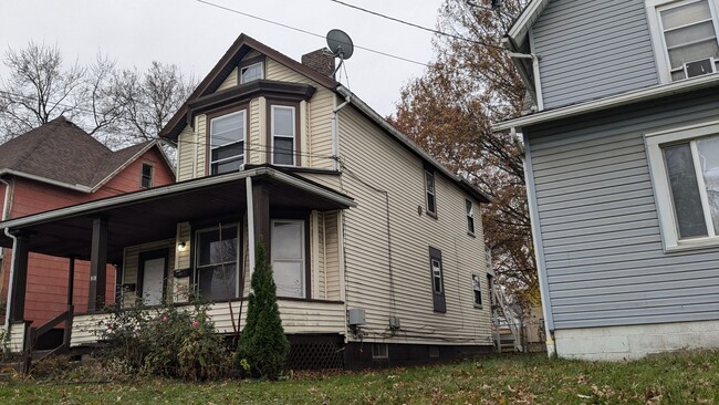 Building Photo - J &amp; D Family Properties (719 Prospect Ave)