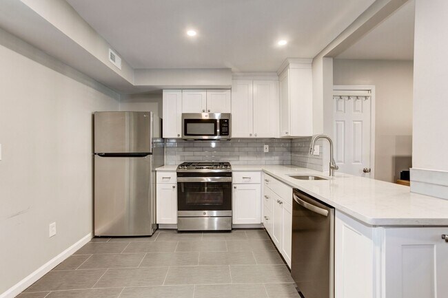 Building Photo - Trinidad Rowhome | 2 Bed | 1 Bath | 800 Sf | Large Fenced-In Front Porch & Fenced-in Backyard | 2...
