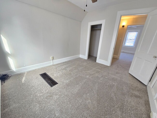 Building Photo - 2 Bedroom Home in Bloomington