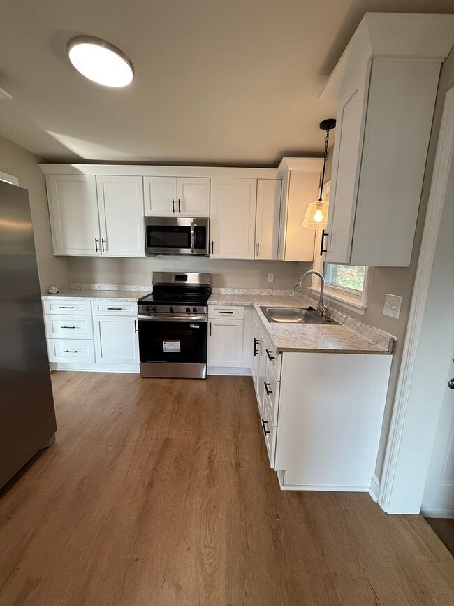 Building Photo - Newly updated 3 bedroom 1 bath with hardwo...