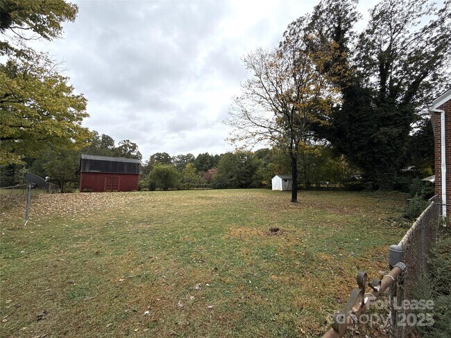 Building Photo - 1901 Armstrong Park Dr