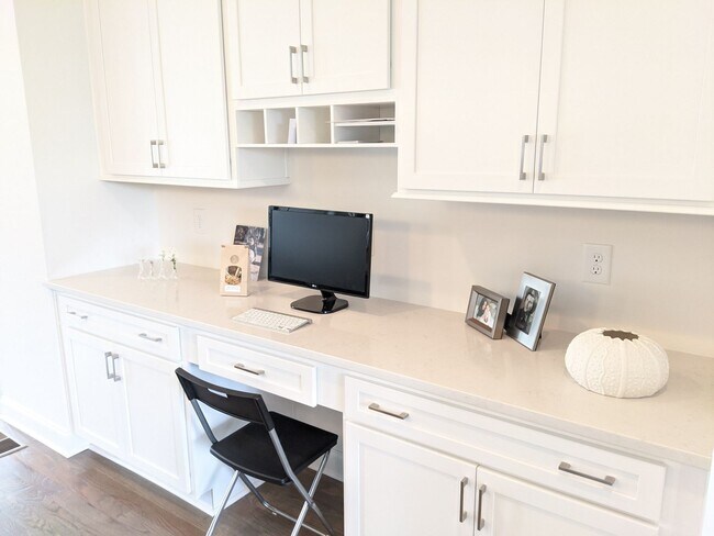 Building Photo - Beautiful 3 Bedroom Townhome w/2 car garage!