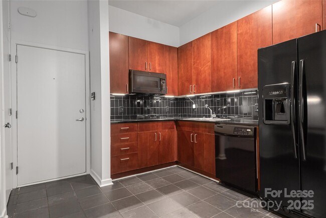 Building Photo - 2125 Southend Dr