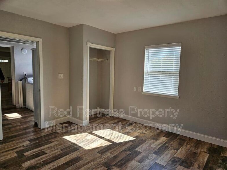 Building Photo - 433 South Dr