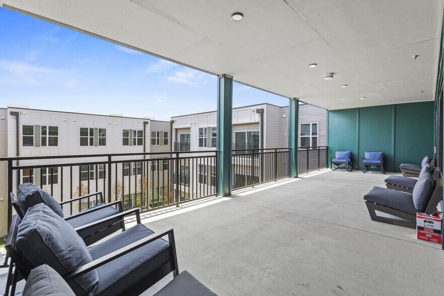 Building Photo - 596 W 9th St