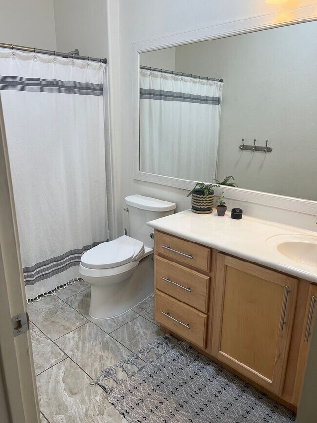 Building Photo - Gorgeous Northwest 3 Bedroom!