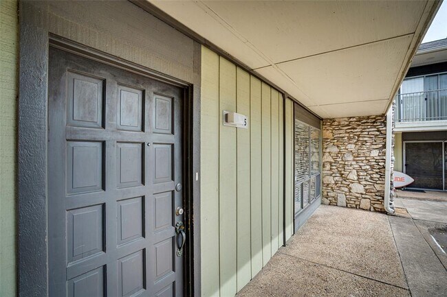 Building Photo - 500 E Riverside Dr