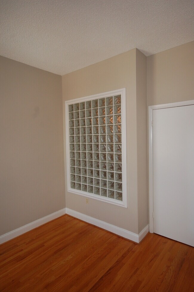 Building Photo - Top-Floor 1BR/1BA in Iconic Dupont Circle ...