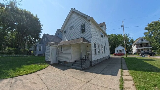 Building Photo - 4 Bedroom 2-Story Duplex - Avail Now!