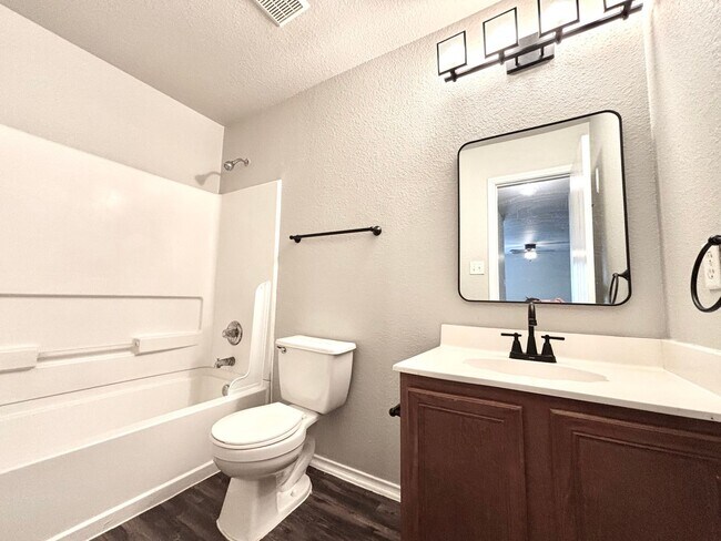 Building Photo - Spacious 3 beds, 2.5 baths in Bristol Forest!