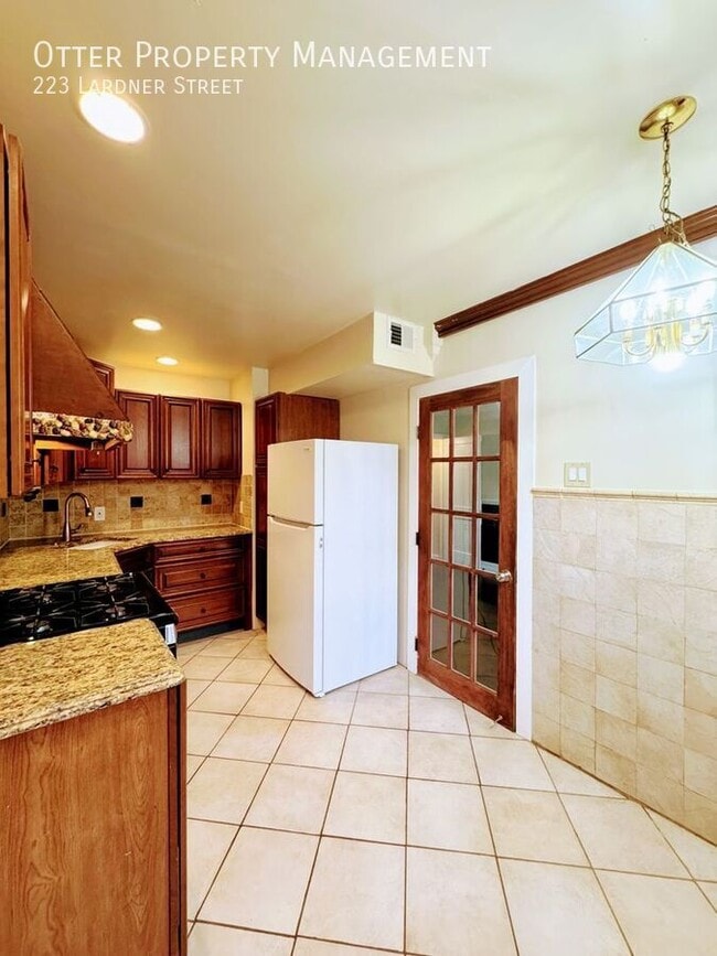 Building Photo - 223 Lardner St