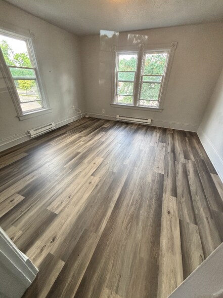 Building Photo - 633 W North St