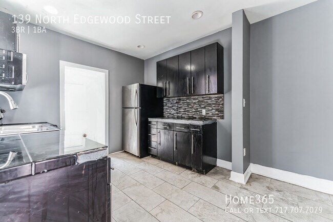 Building Photo - 3 Bedroom, 1.5 Bathroom Home Available Now!