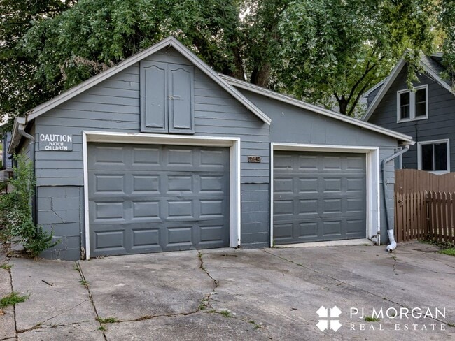 Building Photo - 3 bedroom, 2 bathroom House Available Imme...