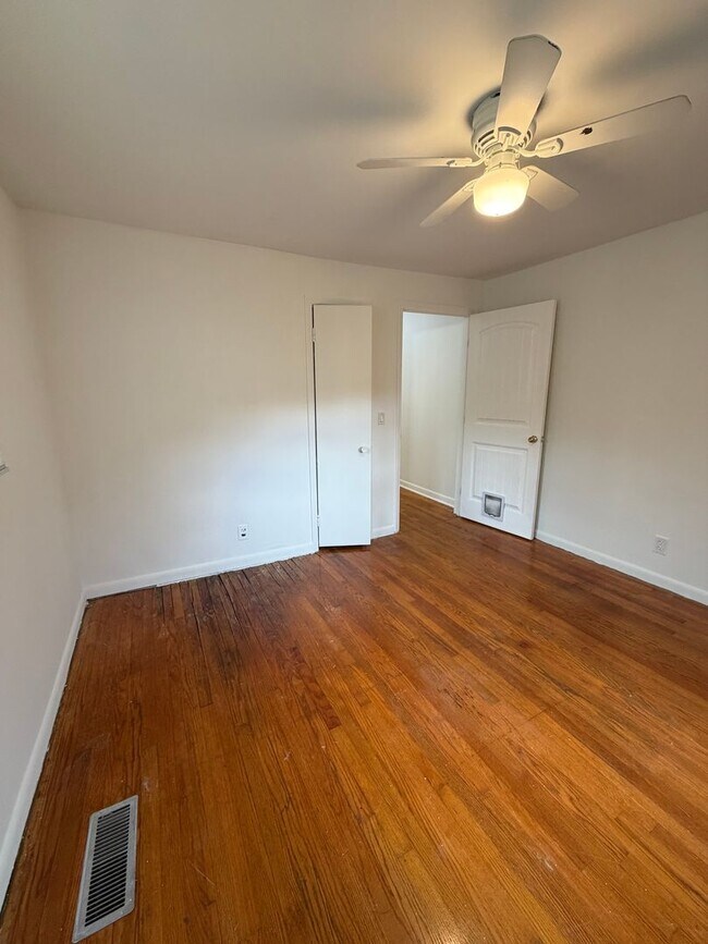 Building Photo - Modern JC Rental Near ETSU + JCMC — Pet Fr...