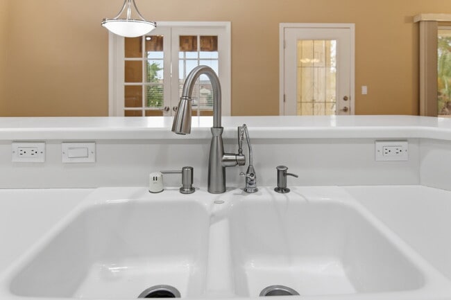 Building Photo - Discover comfortable single-story living in this inviting 3-bedroom, 2-bathroom home offering 1,7...