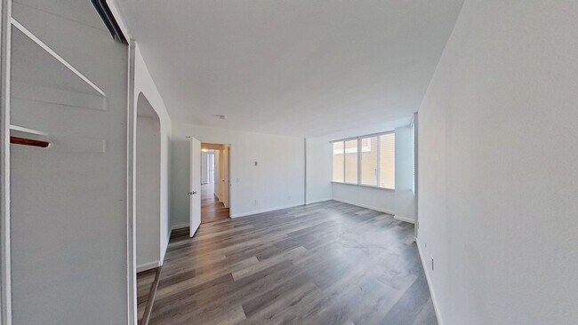 Building Photo - 2 Bedroom 2 Bath Home with an Amazing View...
