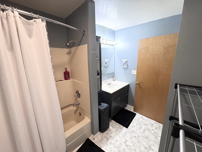 Building Photo - 523 E 1st St