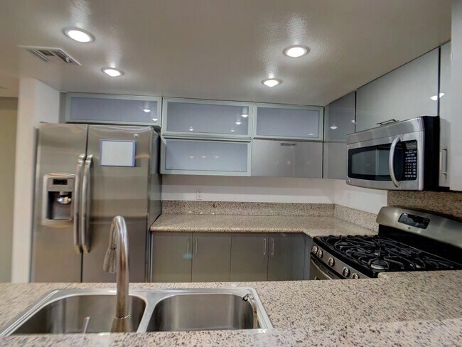 Building Photo - A Beautiful updated trilevel townhome in W Figueroa is now available for rent.