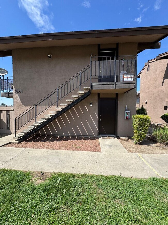 Building Photo - Downstairs Visalia apartment move in ready!