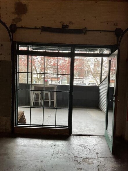 Building Photo - 881 Memorial Dr SE