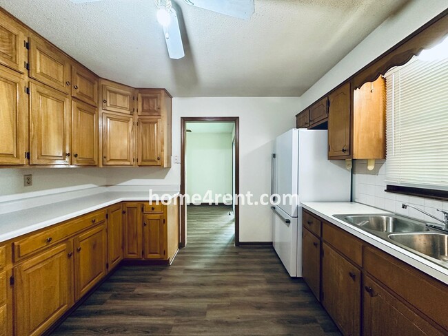 Building Photo - Charming Duplex Style Home with New Paint, Updated Floors, Finished Basement and a Quiet Back Patio!