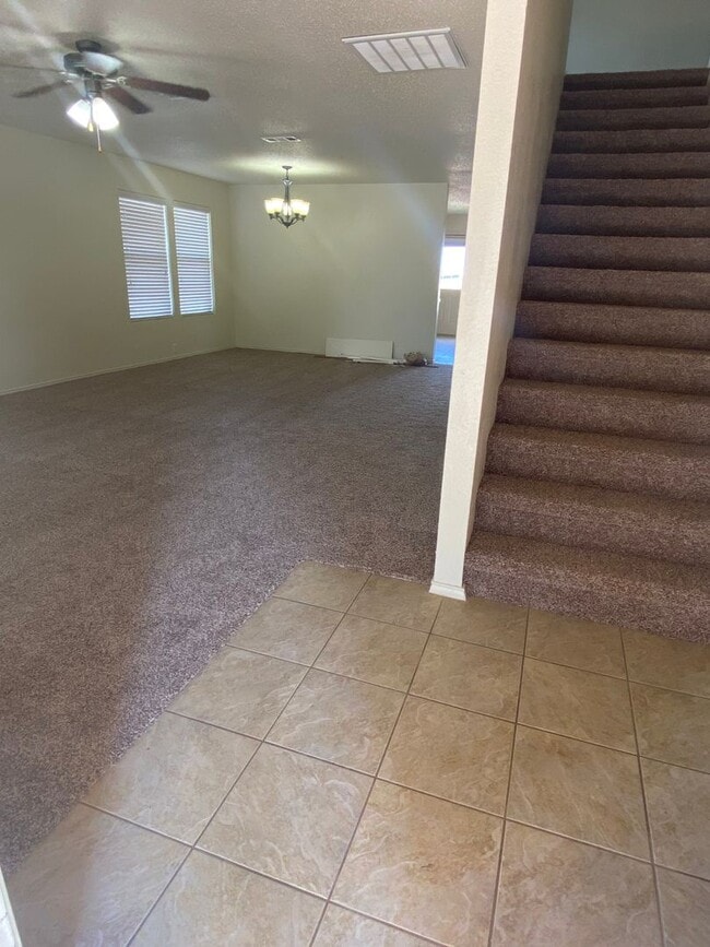 Building Photo - Spacious 4 bedroom house with fenced yard