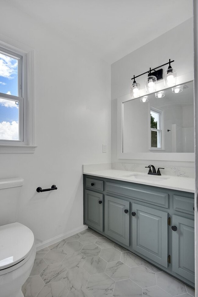 Building Photo - Gorgeous 4 bedroom, 3 1/2 bathroom home wi...