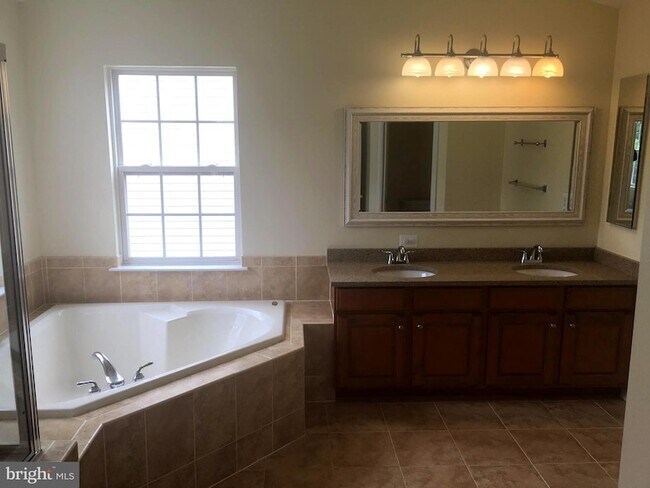 Building Photo - 12910 Belle Meade Trace