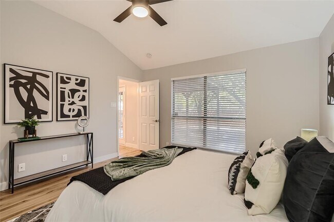 Building Photo - 1701 Hollow Tree Blvd