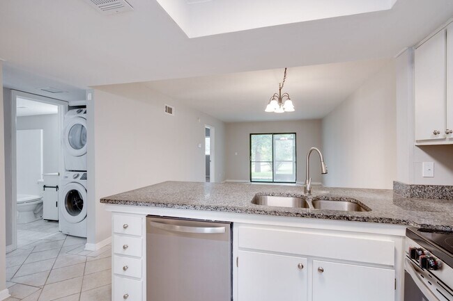 Building Photo - 503 Windsong Cir