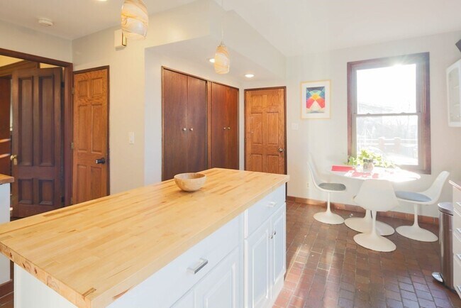 Building Photo - 182 Palfrey St