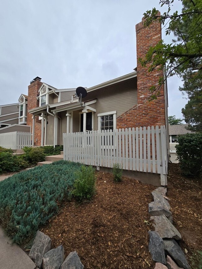 Building Photo - Stunning Townhome with Prime Location and ...