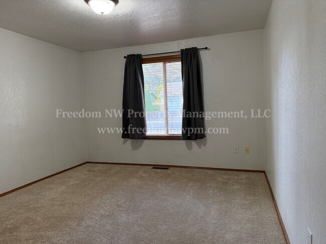 Building Photo - 6150 E Sarazen St SE