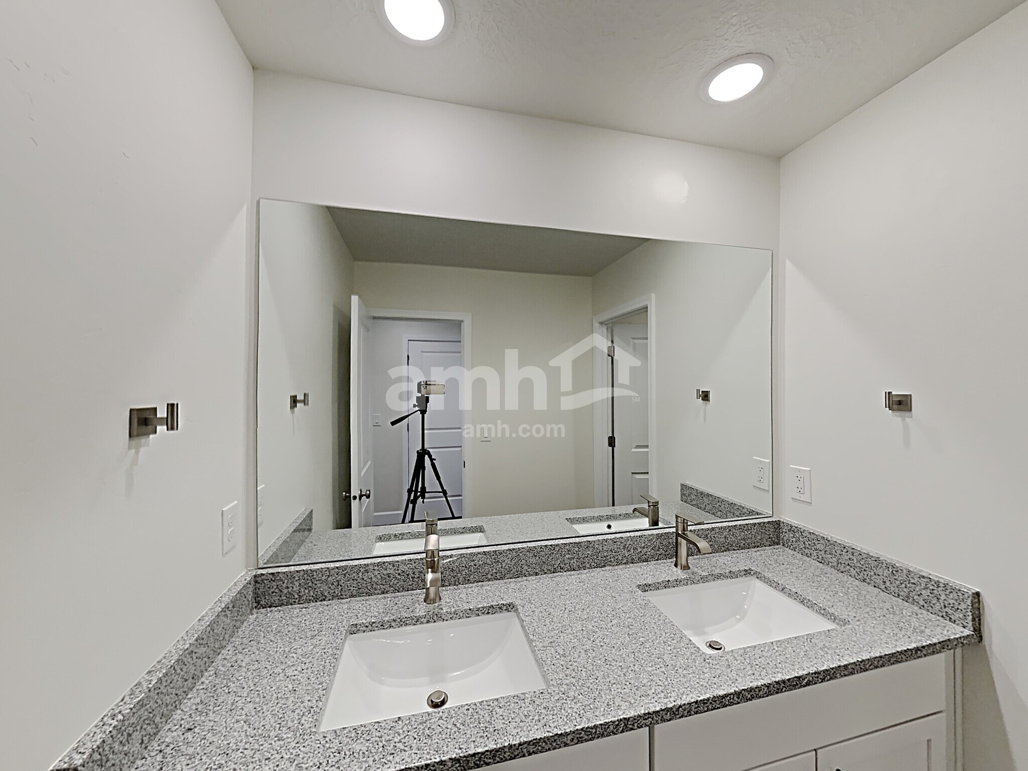 Building Photo - 2415 E Surry Way