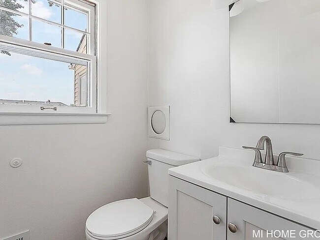 Building Photo - Lovely 3 Bedroom North East Grand Rapids