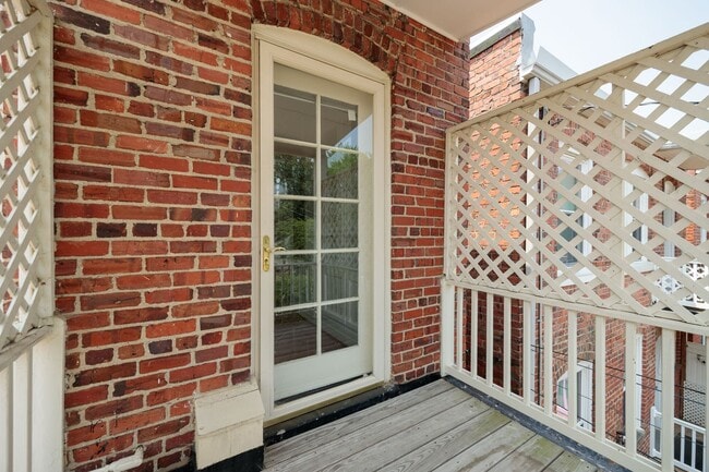 Building Photo - Beautiful Renovated 3 Bedroom 2.5 Bath off...