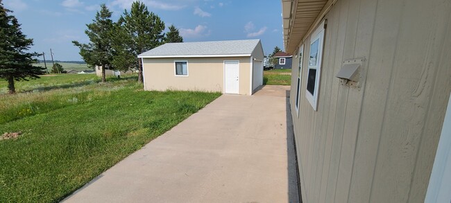 Building Photo - 333 Longbow Dr E