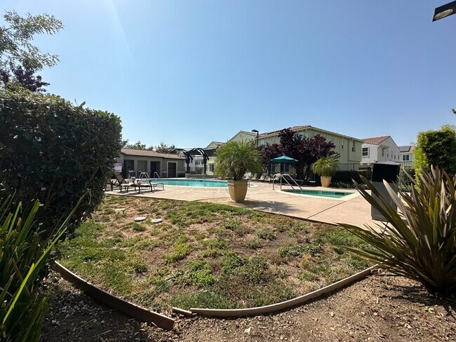 Building Photo - Gorgeous 3 Bedroom 2.5 Bathrooms